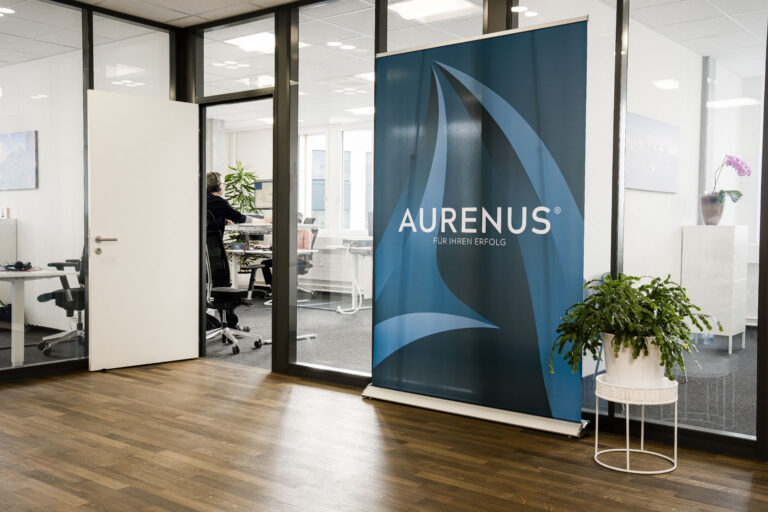 ertriebsprofis der Aurenus AG bei der B2B-Leadgenerierung im modernen Büro in Steinhausen, Zug.