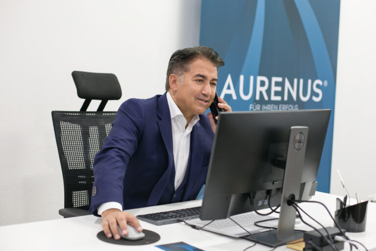 Home 41 eter, Geschäftsführer von Aurenus, im persönlichen Telefongespräch für die strategische B2B Leadgenerierung und Kundenakquise in der Schweiz.