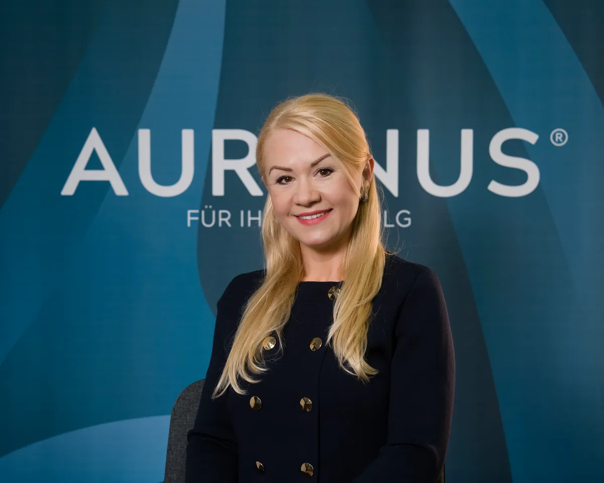 Aurenus Anita Delpechitra Leitung Hr Finance Studio Portrait 2 Offizielles Portrait von Anita Delpechitra, Leitung HR und Finance der Aurenus in Steinhausen.