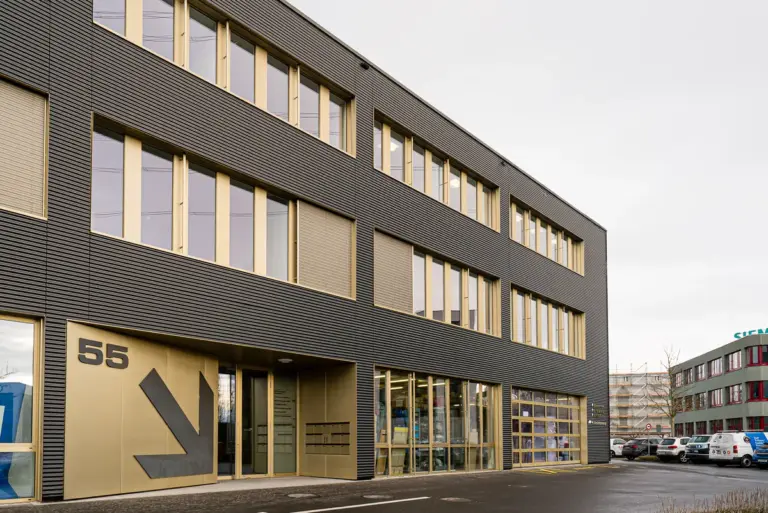 Aussenansicht des Firmengebäudes der Aurenus AG – Ihr Schweizer Partner für professionelle B2B Leadgenerierung und Vertriebsunterstützung.