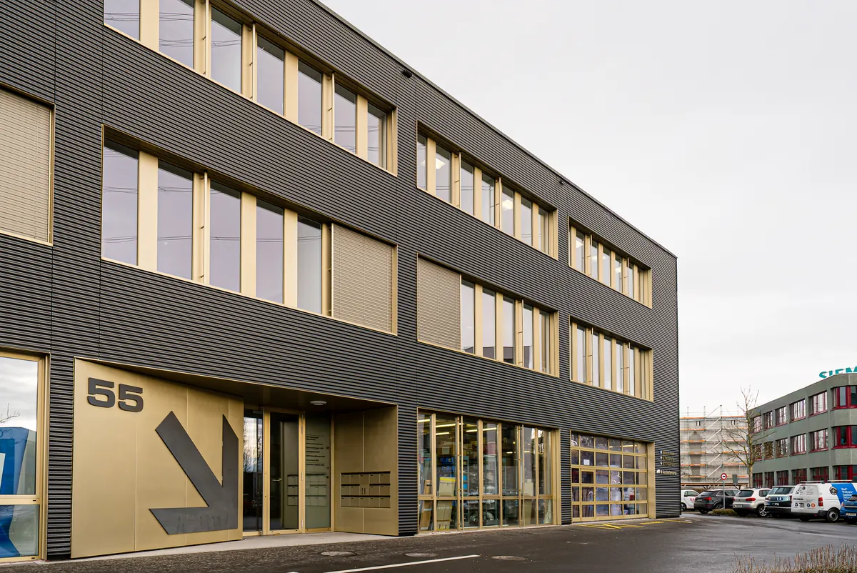 Aussenansicht des Firmengebäudes der Aurenus AG – Ihr Schweizer Partner für professionelle B2B Leadgenerierung und Vertriebsunterstützung.