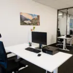 Ein kleineres, modern ausgestattetes Büro der Aurenus AG für fokussiertes Arbeiten und strategische B2B Leadgenerierung.