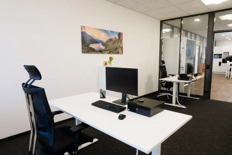 Home 41 Ein kleineres, modern ausgestattetes Büro der Aurenus AG für fokussiertes Arbeiten und strategische B2B Leadgenerierung.