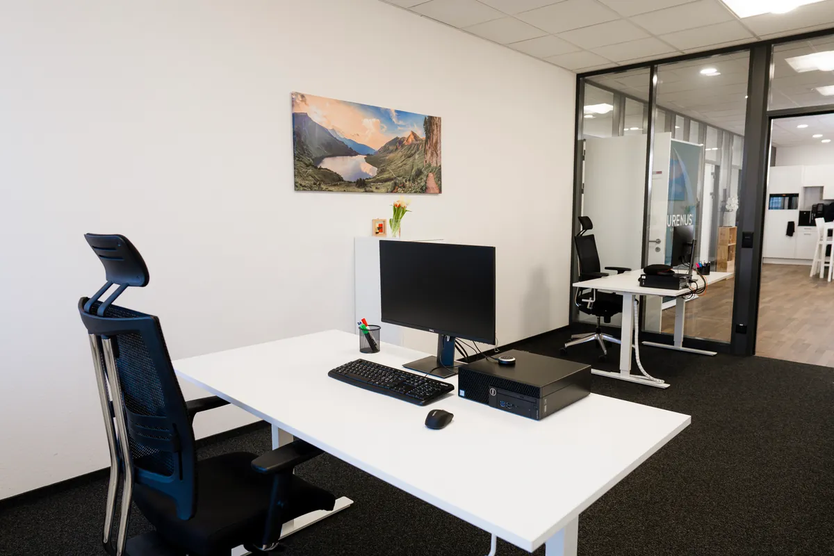 Ein kleineres, modern ausgestattetes Büro der Aurenus AG für fokussiertes Arbeiten und strategische B2B Leadgenerierung.