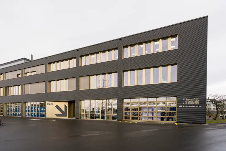 Home 40 Moderne Aussenansicht des Firmengebäudes der Aurenus AG – Der Schweizer Spezialist für professionelle B2B Leadgenerierung und Vertriebsunterstützung.