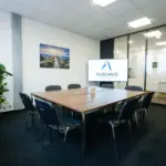 Das moderne Sitzungszimmer der Aurenus AG – Der Raum für strategische Workshops, innovative Kampagnenplanung und erfolgreiches B2B Vertriebsoutsourcing.