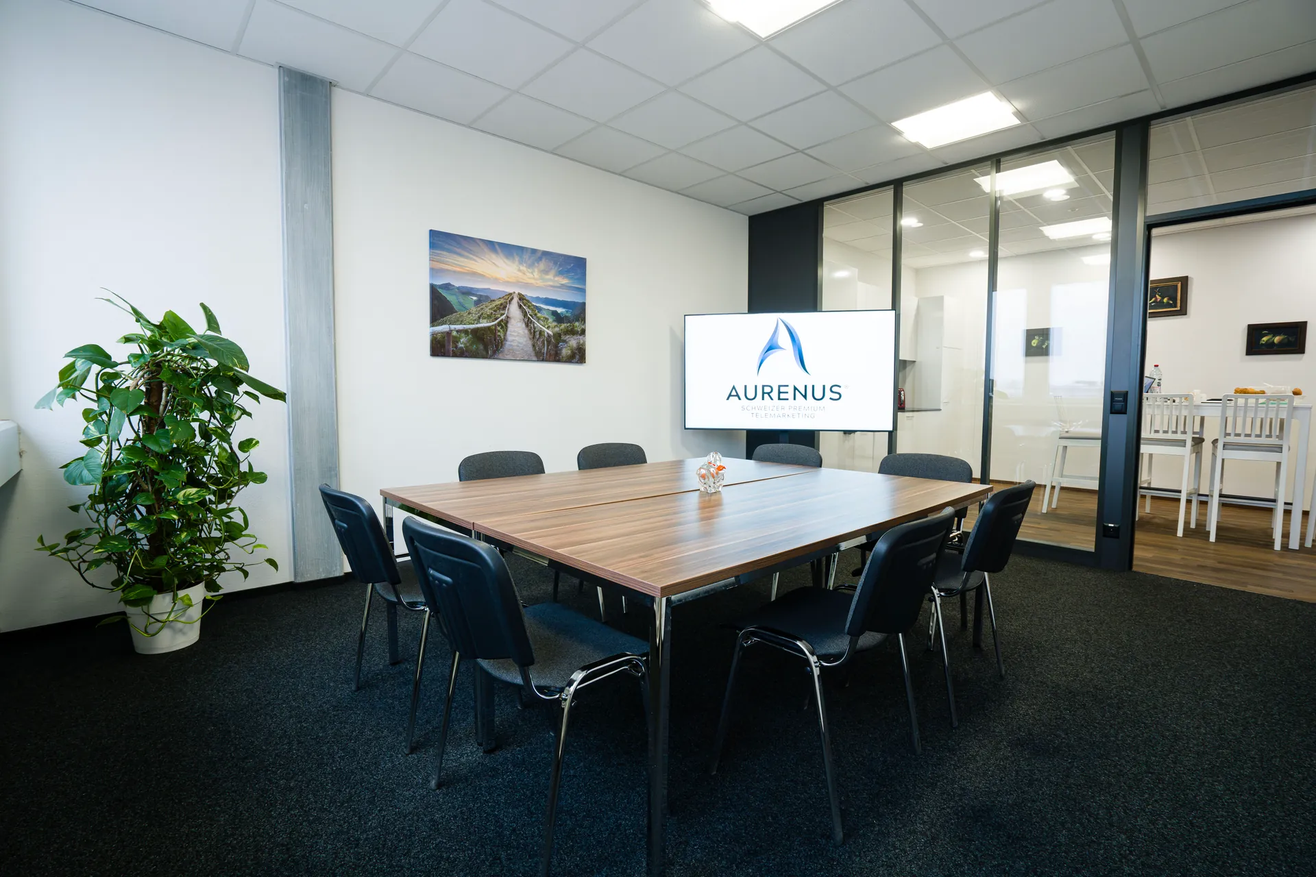 Das moderne Sitzungszimmer der Aurenus AG – Der Raum für strategische Workshops, innovative Kampagnenplanung und erfolgreiches B2B Vertriebsoutsourcing.