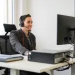 Motivierte Mitarbeiter der Aurenus AG mit Freude bei der Arbeit – Ein starkes Team für erfolgreiche B2B Kaltakquise und erstklassigen Kundenservice in der Schweiz.