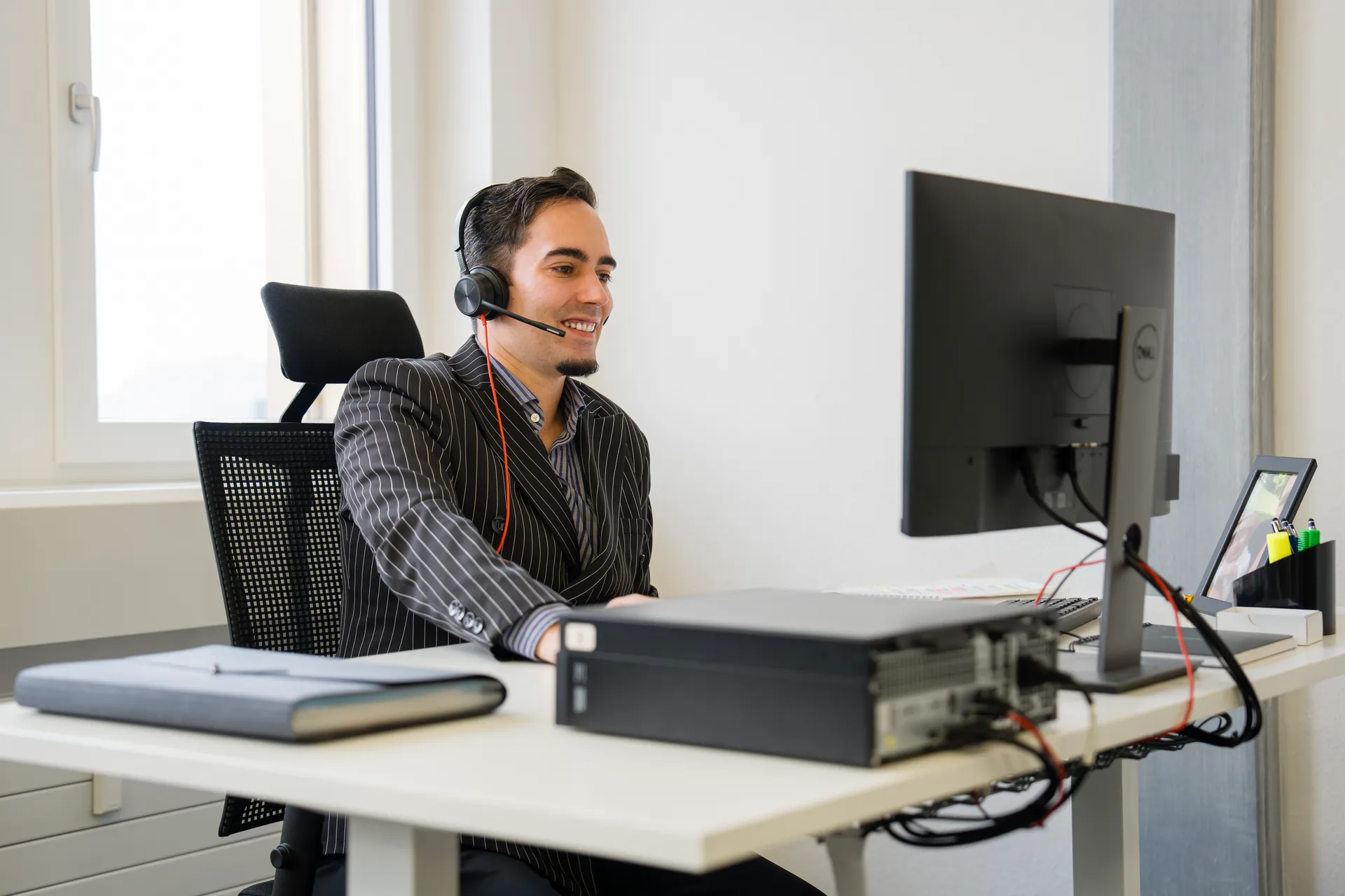 Motivierte Mitarbeiter der Aurenus AG mit Freude bei der Arbeit – Ein starkes Team für erfolgreiche B2B Kaltakquise und erstklassigen Kundenservice in der Schweiz.