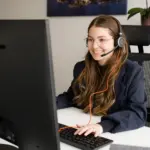 Eine junge Mitarbeiterin der Aurenus AG bei der professionellen B2B Leadgenerierung und Kundenbetreuung am Schweizer Standort.
