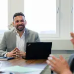 Patrizio von der Aurenus AG während einer professionellen Schulung zur Weiterentwicklung von Strategien in der B2B Leadgenerierung und im Vertrieb.
