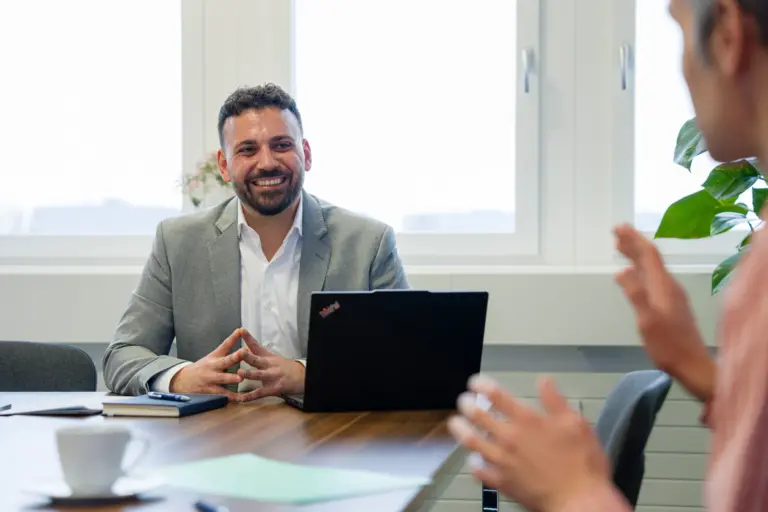 Patrizio von der Aurenus AG während einer professionellen Schulung zur Weiterentwicklung von Strategien in der B2B Leadgenerierung und im Vertrieb.