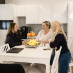 Die Aurenus-Mitarbeiterinnen Jelena, Anita und Erika im Austausch über B2B-Kaltakquise und Premium-Telemarketing in der Schweiz.