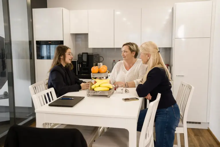 Die Aurenus-Mitarbeiterinnen Jelena, Anita und Erika im Austausch über B2B-Kaltakquise und Premium-Telemarketing in der Schweiz.