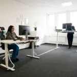 Ergonomisches Arbeiten im Stehen und Sitzen bei Aurenus Schweizer Premium Telemarketing.