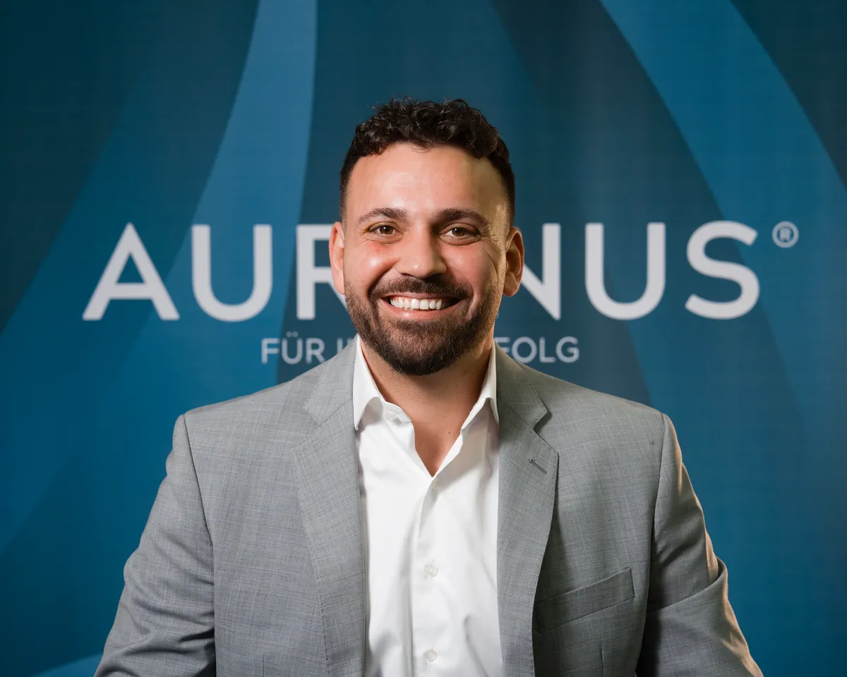 Aurenus Patrizio Valente Coo Partner Portrait Patrizio Valente, COO und Partner von Aurenus Schweizer Premium Telemarketing, im Portraet.