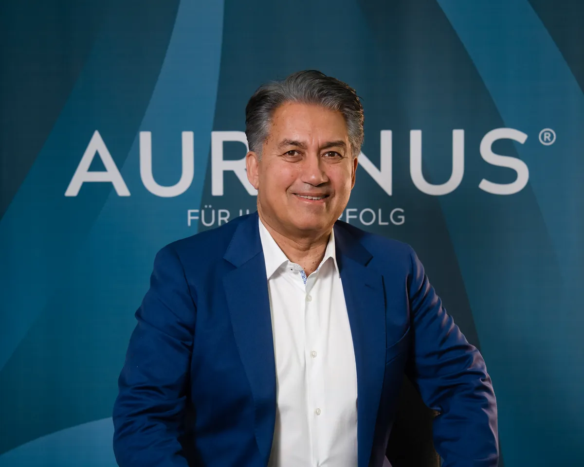 Aurenus Peter Delpechitra Ceo Inhaber Portrait Peter Delpechitra, CEO und Inhaber von Aurenus, offizielles Portrait im Buero Steinhausen.