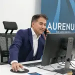 Peter von der Aurenus AG führt ein professionelles Verkaufsgespräch am Telefon zur Neukundengewinnung im Schweizer B2B-Markt.