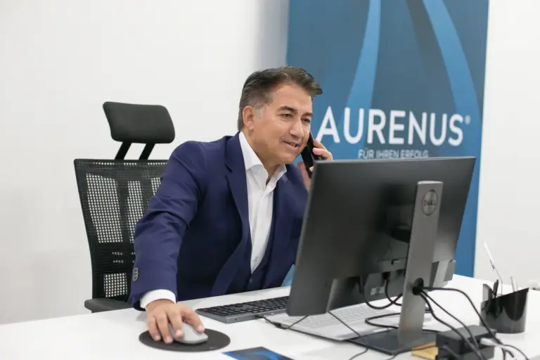Home 40 Peter von der Aurenus AG führt ein professionelles Verkaufsgespräch am Telefon zur Neukundengewinnung im Schweizer B2B-Markt.