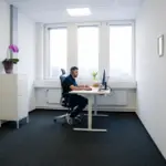 Sizar konzentriert im Einzelbüro bei der Durchführung von B2B-Kaltakquise und B2C-Telemarketing für Schweizer Kunden – Aurenus AG.