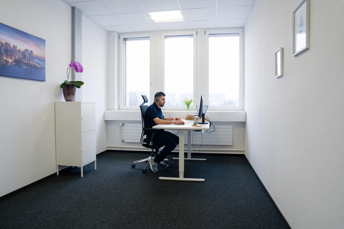 Sizar konzentriert im Einzelbüro bei der Durchführung von B2B-Kaltakquise und B2C-Telemarketing für Schweizer Kunden – Aurenus AG.